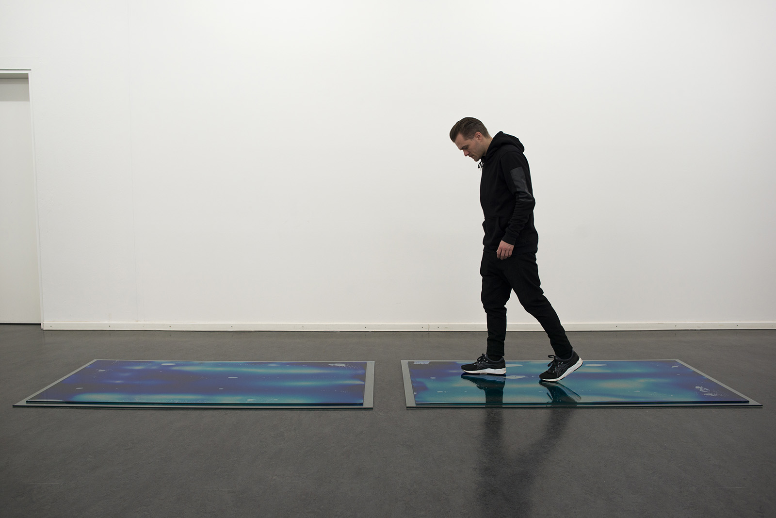 Documentation of the work 'Level (Blue mare, Königsblau)' by Dan Stockholm